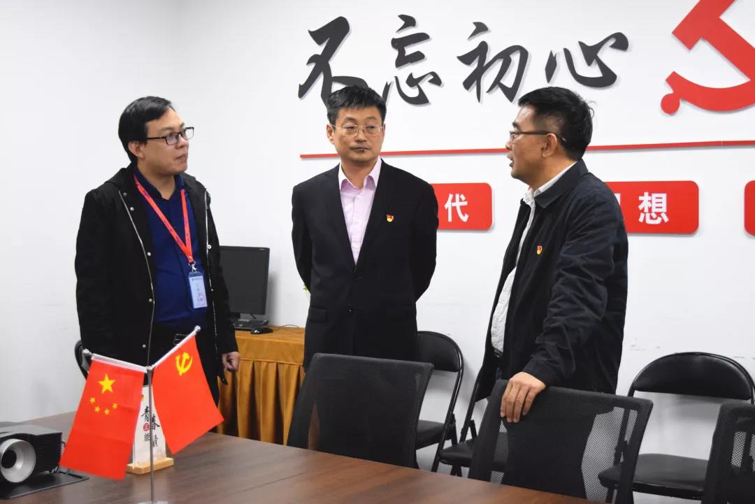 中共安陽市委網(wǎng)信辦主任路玉軍、副主任王曉萌等一行人蒞臨安陽青峰網(wǎng)絡(luò)指導(dǎo)工作
