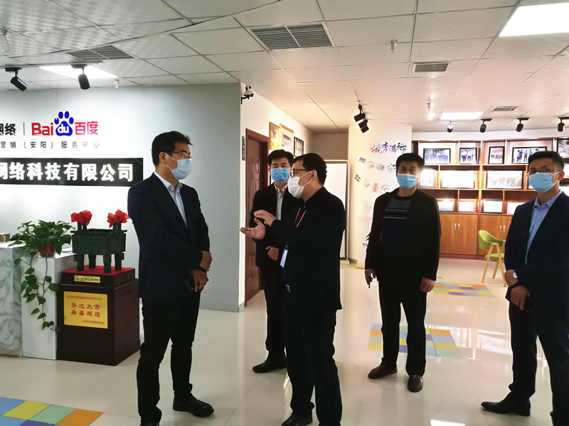 安陽(yáng)市商務(wù)局副局長(zhǎng)張躍勇，攜同天津伍創(chuàng)電子商務(wù)有限公司李富民一行蒞臨安陽(yáng)青峰網(wǎng)絡(luò)參觀(guān)指導(dǎo)??！